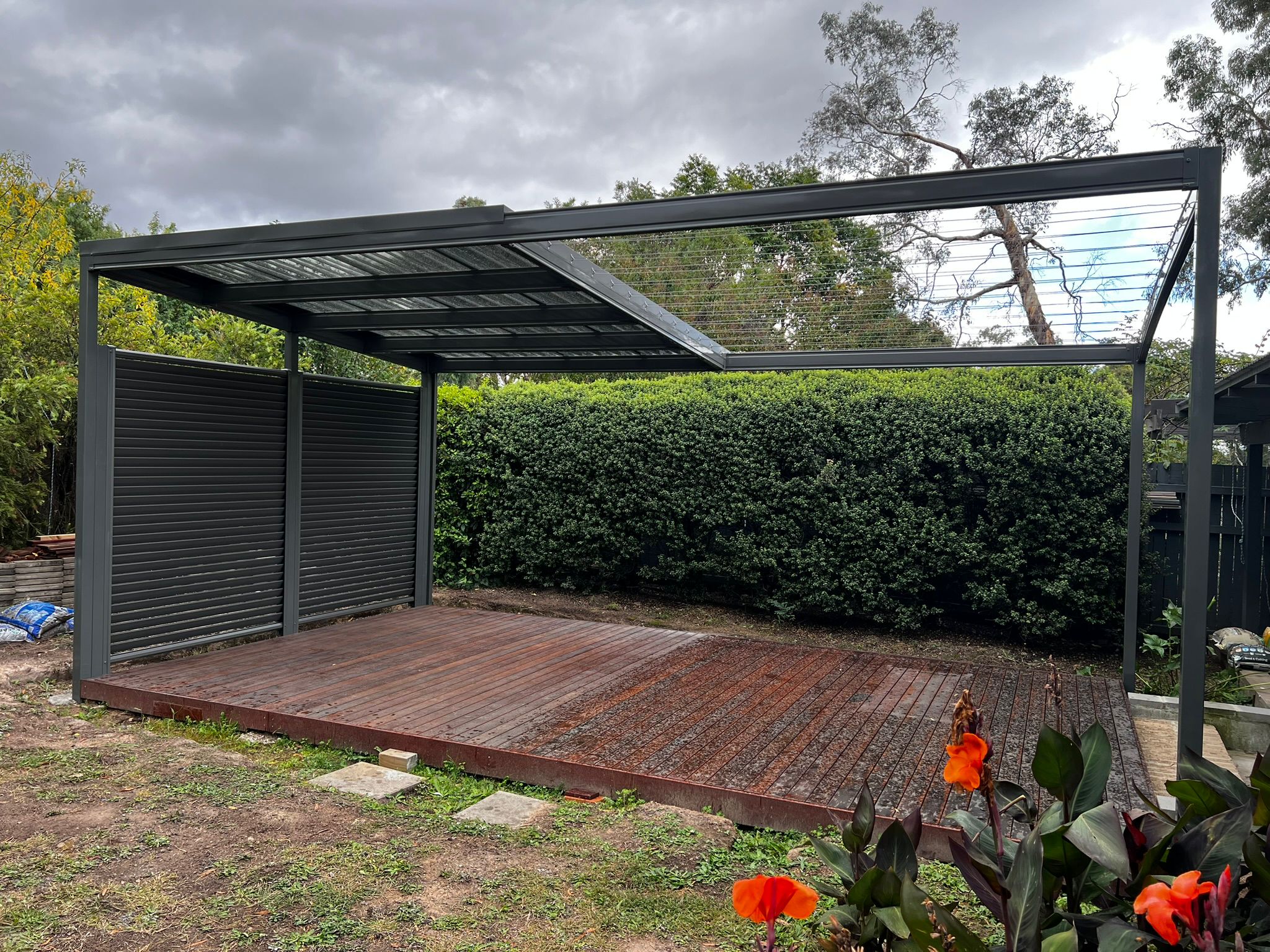 Side view of freestanding Laserlite pergola with Louvrescreen privacy panels, Torrens Canberra